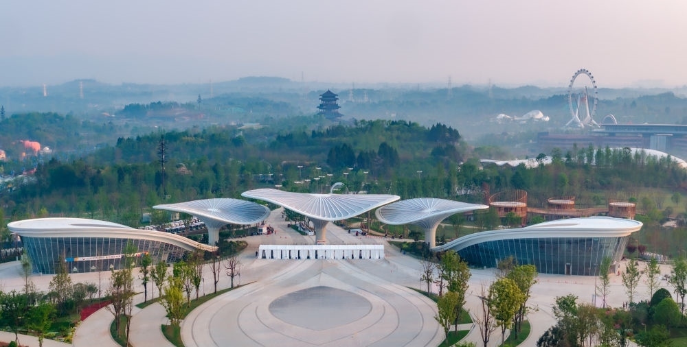 這是成都世園會主會場入口（無人機(jī)照片，2024年4月14日攝）。新華社記者 江宏景 攝