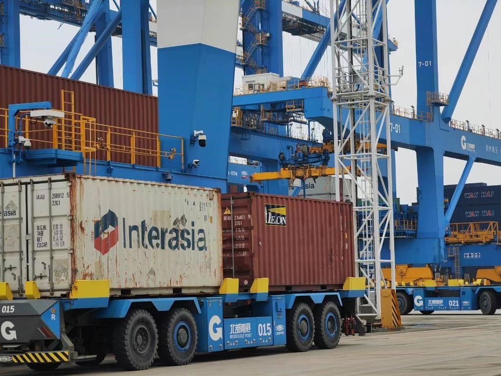 在欽州自動化集裝箱碼頭，智能導引運輸車在運送集裝箱。新華社記者趙歡 攝