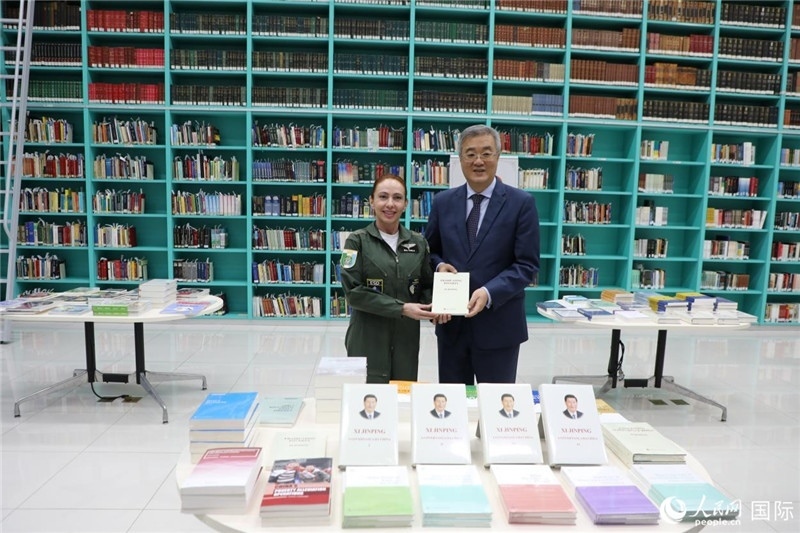 授課后，中國駐巴西大使祝青橋向巴西高等防務(wù)學院圖書館捐贈了150本書籍。圖為祝青橋和巴西高等防務(wù)學院院長卡拉·利里奧·馬丁斯在圖書捐贈儀式上。 人民網(wǎng)記者 陳一鳴攝