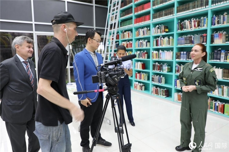 巴西高等防務(wù)學院院長卡拉·利里奧·馬丁斯接受了人民網(wǎng)的視頻采訪。 人民網(wǎng)記者 陳一鳴攝