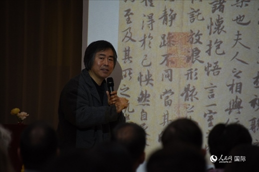 國家畫院王東聲教授介紹中國書法作品。人民網(wǎng)記者 殷淼攝