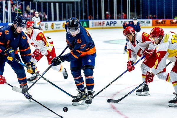 雙方球員爭搶。圖片來源：國際冰聯(lián)