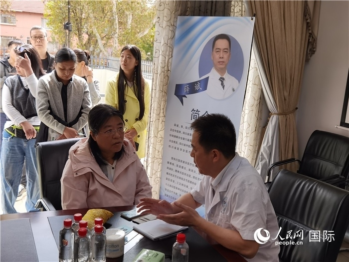 中醫(yī)專家為當(dāng)?shù)厝A僑華人提供中醫(yī)咨詢和診療服務(wù)。 （本報(bào)記者 楊謳 攝）