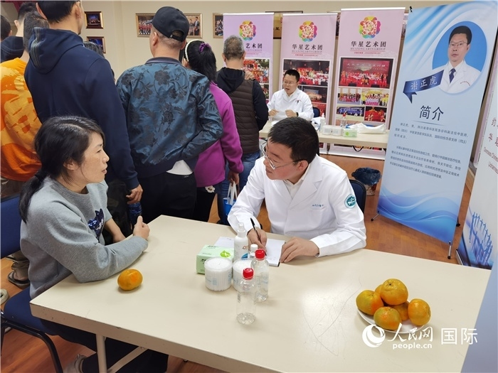 中醫(yī)專家為當(dāng)?shù)厝A僑華人提供中醫(yī)咨詢和診療服務(wù)。 （本報(bào)記者 楊謳 攝）