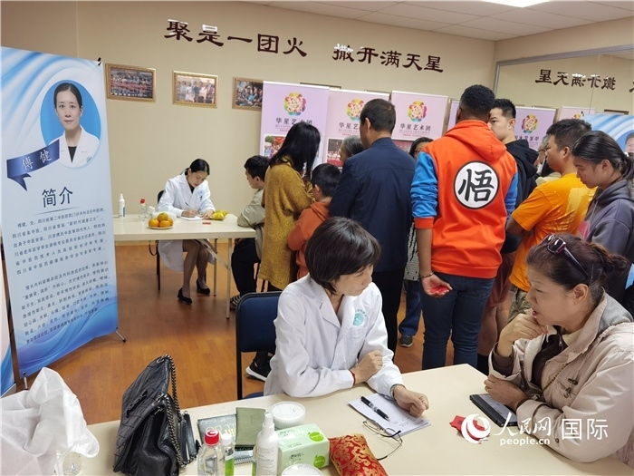 中醫(yī)專家為當(dāng)?shù)厝A僑華人提供中醫(yī)咨詢和診療服務(wù)。 （本報(bào)記者 楊謳 攝）