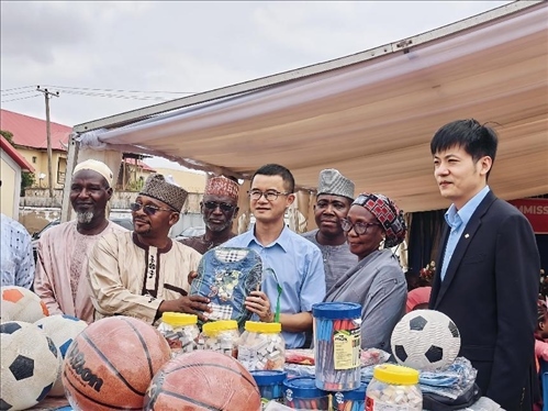 中尼友誼示范校物資捐贈。駐尼日利亞使館供圖