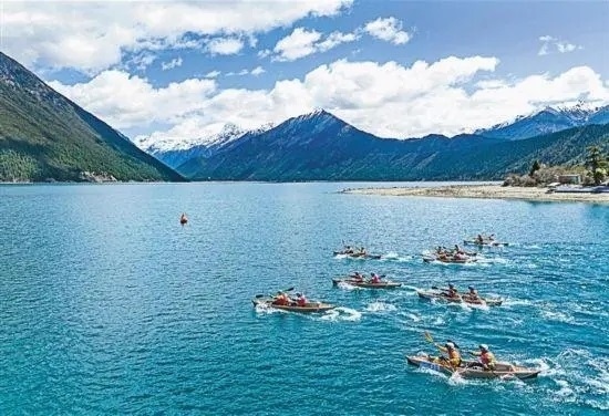 2024年4月20日，2024年巴松措國(guó)際漂流公開賽的選手在比賽中。 新華社記者 孫非攝