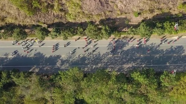 1月6日，健身愛好者在徒步活動(dòng)中（無人機(jī)照片）。新華社記者 黃國(guó)保攝