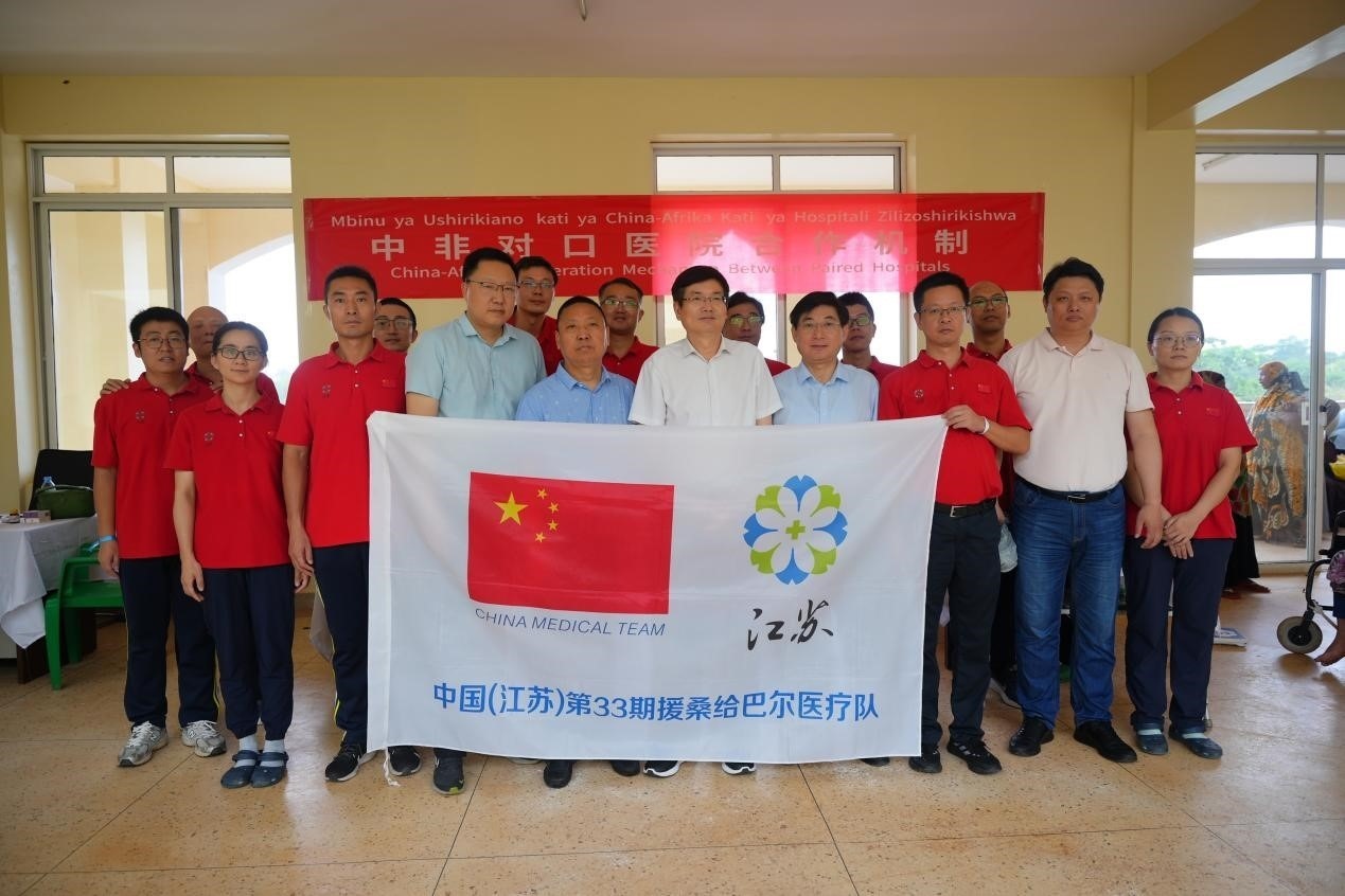 揚州市衛(wèi)健系統(tǒng)代表團(tuán)和醫(yī)療隊在義診現(xiàn)場合影。中國援桑醫(yī)療隊供圖