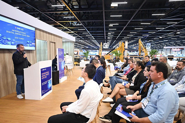 當(dāng)?shù)貢r(shí)間4月26日，深圳市發(fā)展和改革委員會(huì)在巴西圣保羅國際工程機(jī)械及礦山機(jī)械展上舉行專題推介會(huì)，介紹將于今年下半年在深圳市舉辦的2024國際數(shù)字能源展。 2024國際數(shù)字能源展組委會(huì)供圖