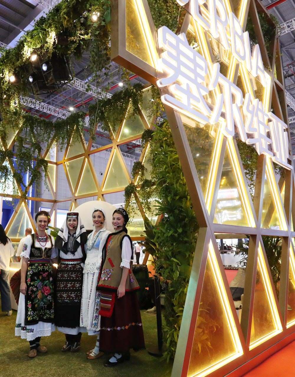 2023年11月6日，身著傳統(tǒng)服飾的演職人員在上海進(jìn)博會(huì)國家展塞爾維亞展臺(tái)迎接參觀者。第六屆進(jìn)博會(huì)國家展全面恢復(fù)線下舉辦，洪都拉斯、塞爾維亞、越南、南非、哈薩克斯坦作為本屆進(jìn)博會(huì)主賓國在國家展亮相。新華社記者 方喆 攝