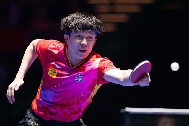 2024年4月15日，王楚欽在澳門世界杯比賽中回球。新華社記者 張金加攝