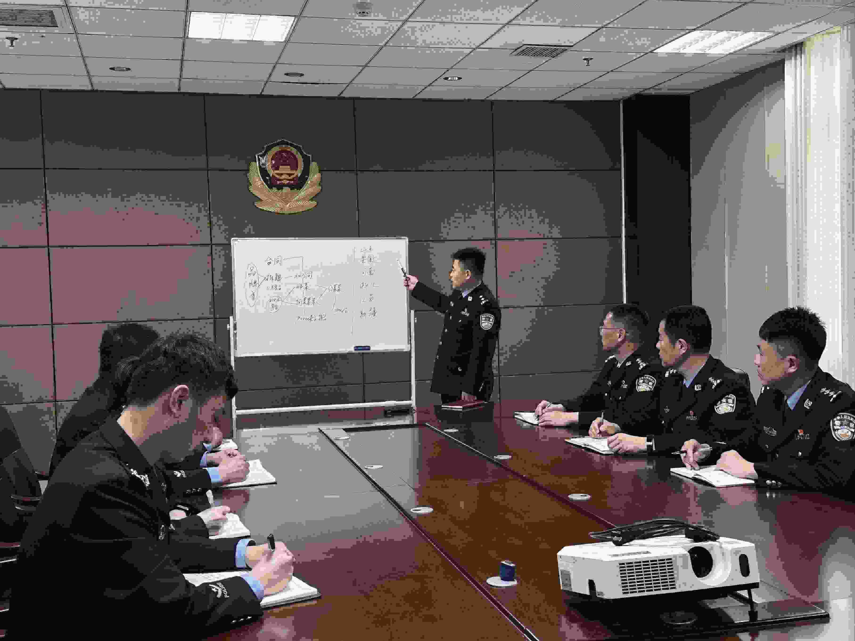 專案組辦案民警介紹案情。人民網記者 郝萍攝