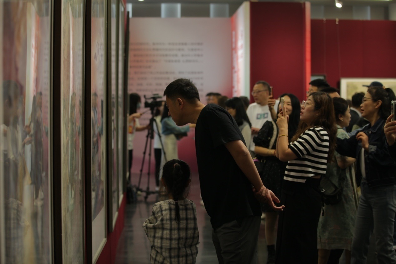 嘉賓及教研員、教師代表參觀展覽。主辦方供圖