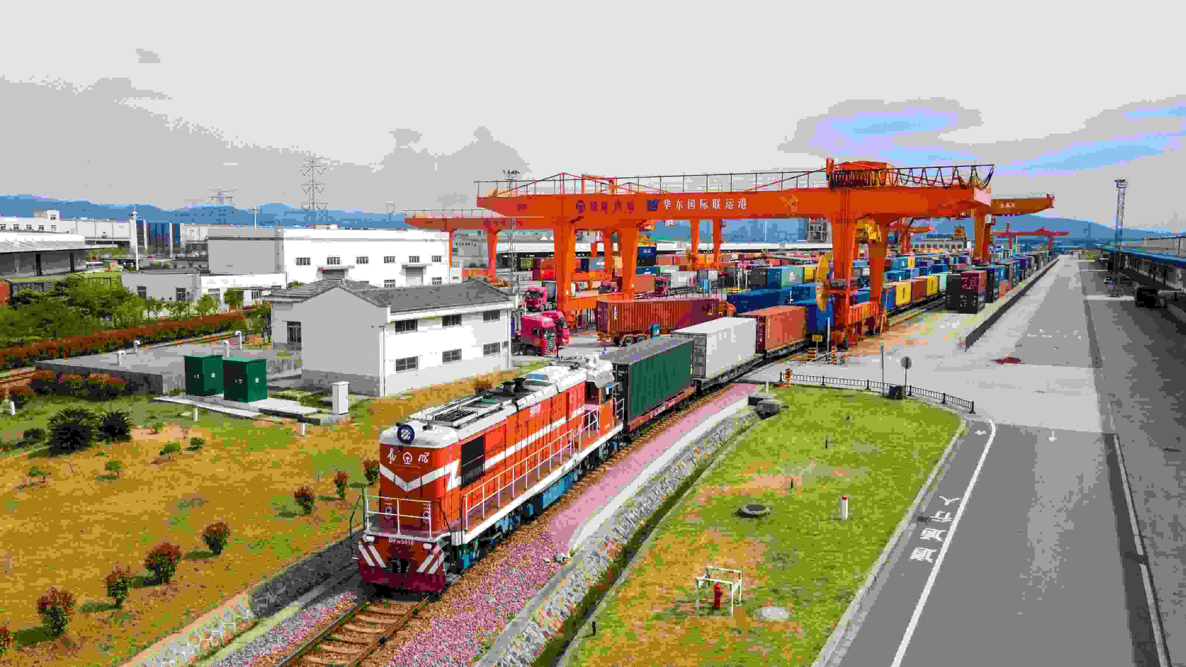 △2024年4月1日，浙江省金華華東國際聯(lián)運港，一列中歐班列裝載110個標(biāo)箱日用百貨、電動工具、機械裝備等貨物從鐵路金華南貨場啟程駛往匈牙利布達佩斯。