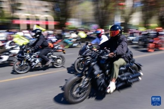 這是4月30日在新疆烏魯木齊市舉行的巡游活動上拍攝的摩托機車方陣。