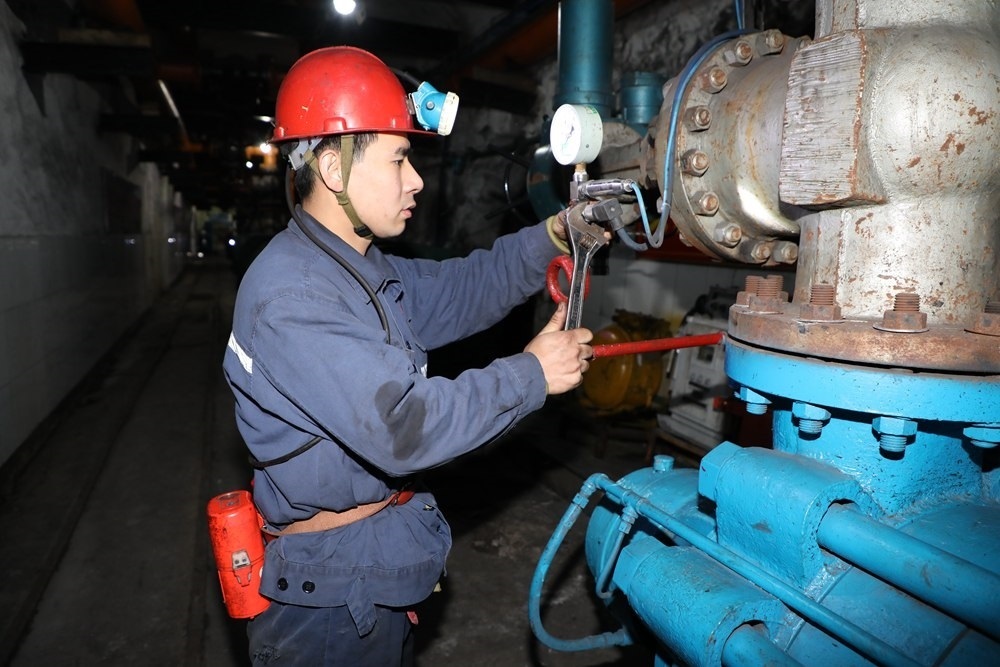 2024年4月30日，冀中能源峰峰集團(tuán)新屯礦機(jī)電區(qū)副區(qū)長(zhǎng)顧博在井下泵房檢修水泵。新華社發(fā)