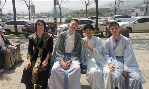 匈牙利學生與襄陽三十六中學生友好交流。