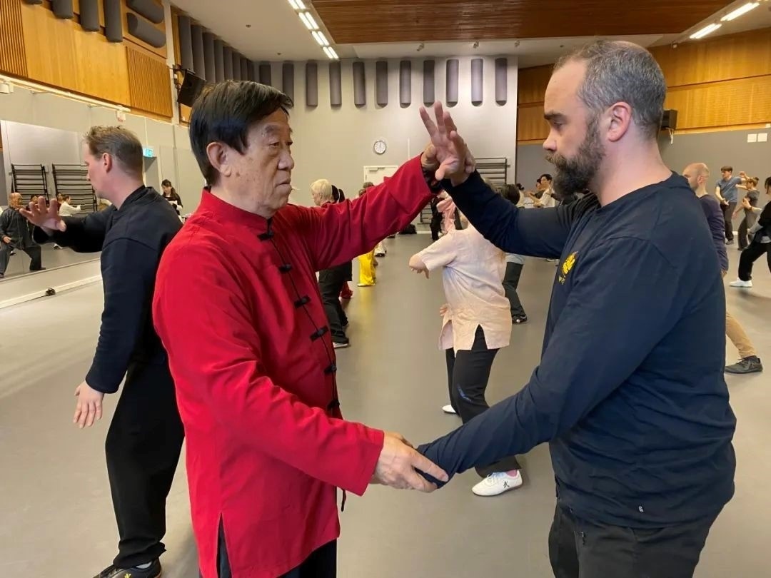 陳正雷老師親自示范指導(dǎo)。斯德哥爾摩中國文化中心供圖