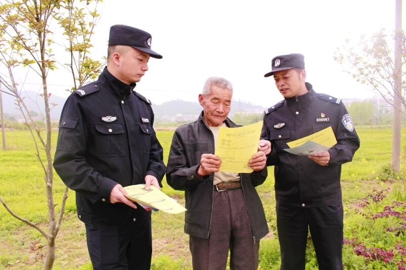 向村民宣傳反詐知識。