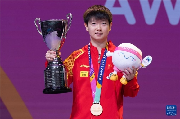 2024年4月21日，在2024年澳門國(guó)際乒聯(lián)女子世界杯決賽中，孫穎莎奪得冠軍。圖為孫穎莎在頒獎(jiǎng)臺(tái)上。新華社記者 張金加 攝