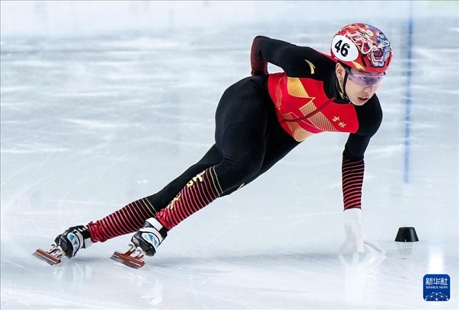 2024年2月18日，第十四屆全國(guó)冬季運(yùn)動(dòng)會(huì)短道速滑（公開組）男子1000米決賽，孫龍奪得冠軍，圖為吉林隊(duì)選手孫龍?jiān)诒荣愔?。新華社記者 李博 攝