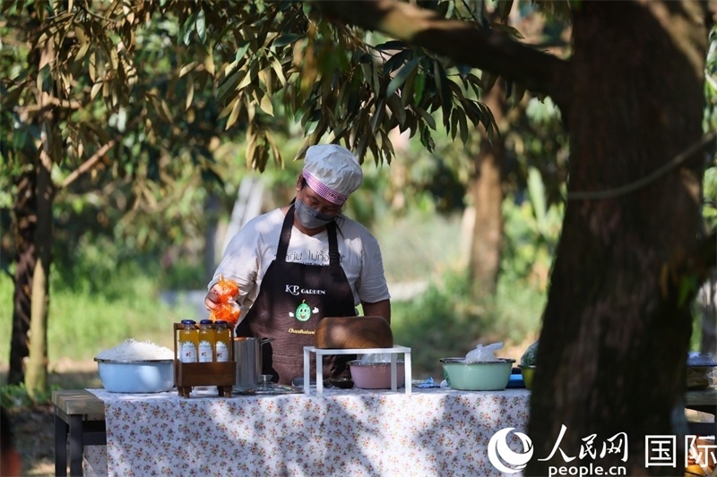 工作人員正在準備特色果汁。人民網記者 白元琪攝