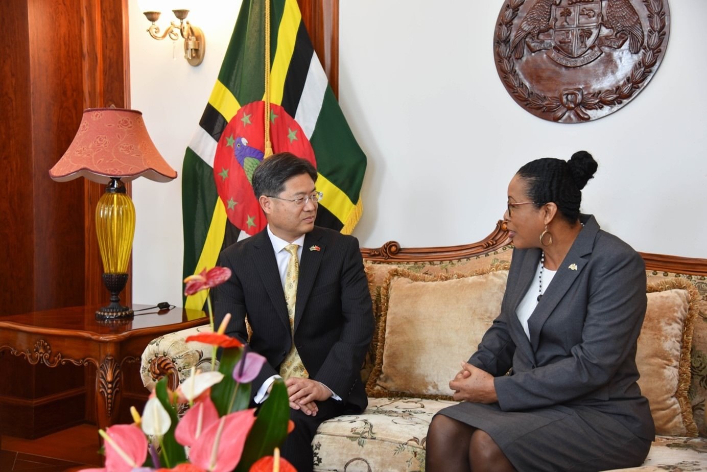 當(dāng)?shù)貢r間5月3日，中國新任駐多米尼克大使儲茂明（左）向多總統(tǒng)伯頓遞交國書。 中國駐多米尼克大使館供圖