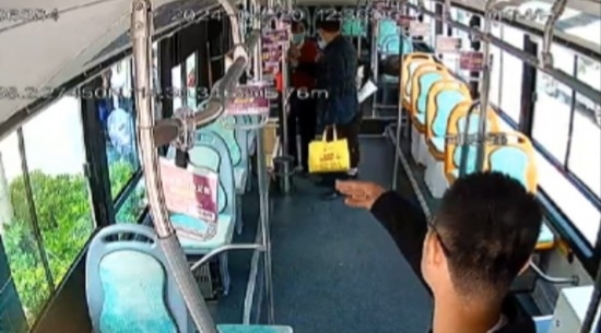 公交車上他一聲大吼！魏杰，好樣的！