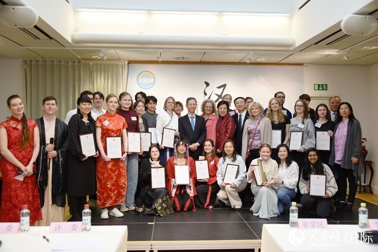 中國駐瑞典大使崔愛民、使館負(fù)責(zé)教育事務(wù)的黃立瓊參贊、預(yù)選賽評(píng)委老師和指導(dǎo)老師，以及所有獲獎(jiǎng)選手合影留念。人民網(wǎng)記者 殷淼攝