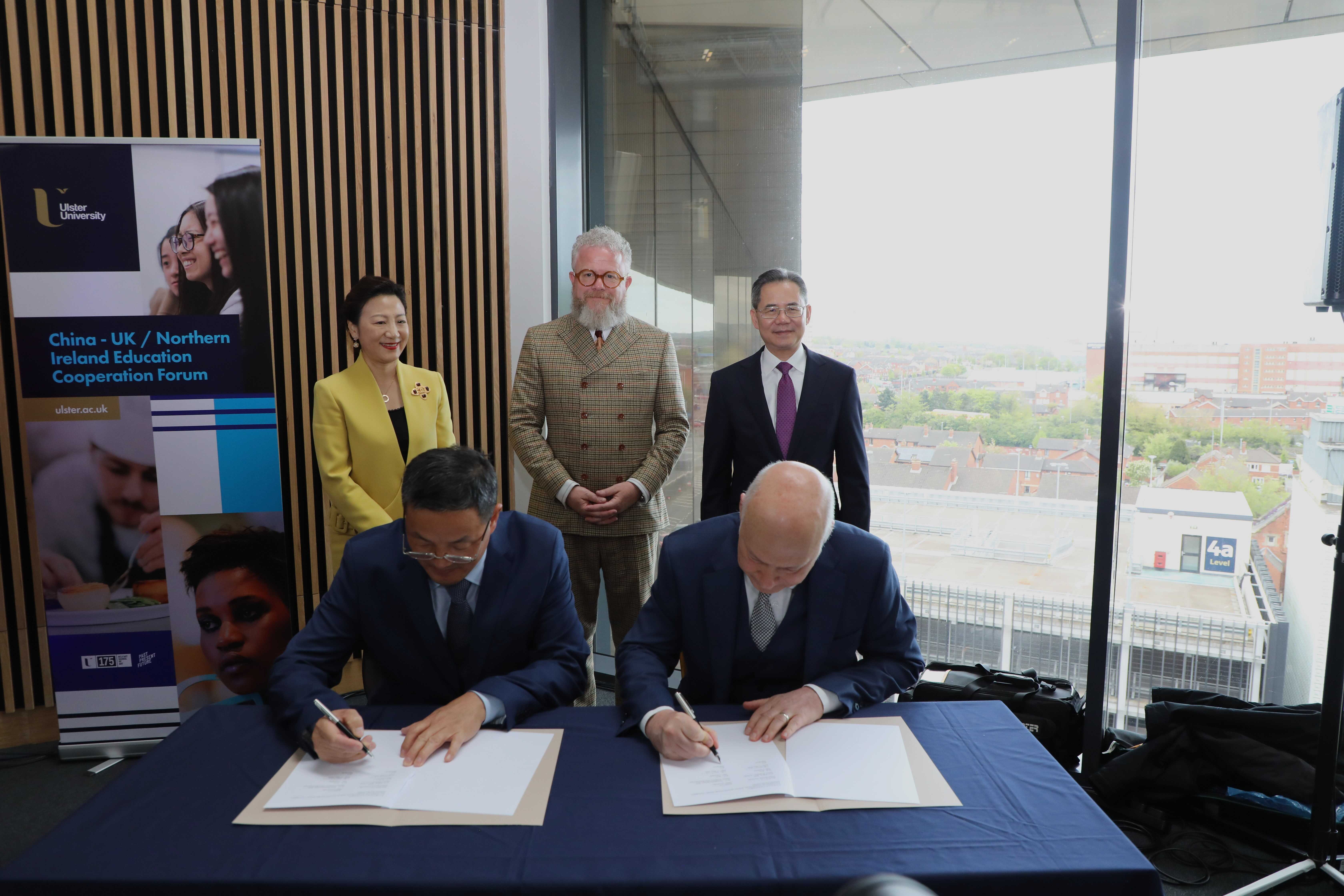 湖北師范大學同奧斯特大學簽署共建教育語言文化交流中心的協(xié)議現(xiàn)場。中國駐英國大使館供圖