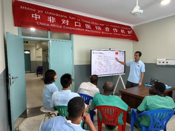 王林醫(yī)生開展術(shù)后疼痛管理的專題講座。中國（江蘇）第33期援桑給巴爾醫(yī)療隊(duì)供圖