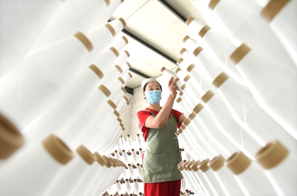 2024年5月1日，工人在山東省淄博市沂源縣悅莊工業(yè)園一玻纖企業(yè)整理加工的產(chǎn)品。新華社發(fā)（趙東山攝）