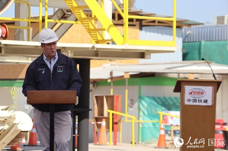 智利交通與電信部部長胡安·卡洛斯·穆尼奧斯在儀式上為盾構(gòu)機(jī)進(jìn)行命名，并宣布盾構(gòu)始發(fā)。陳露明攝