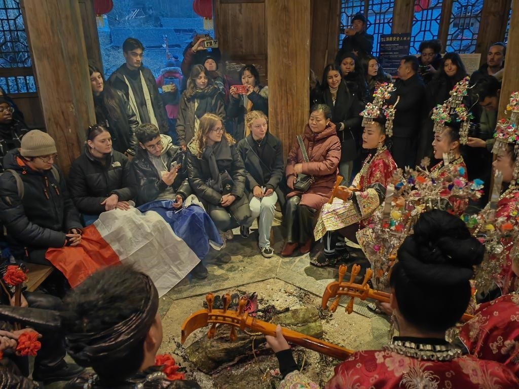 法國青年在榕江體驗民俗文化。新華社記者 羅羽 攝