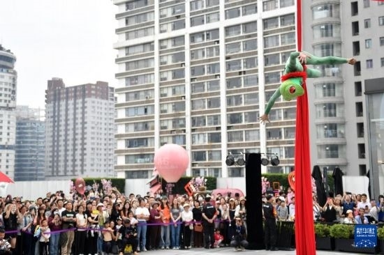 5月7日，演員在長沙國金中心表演木偶劇。新華社記者 陳振海 攝