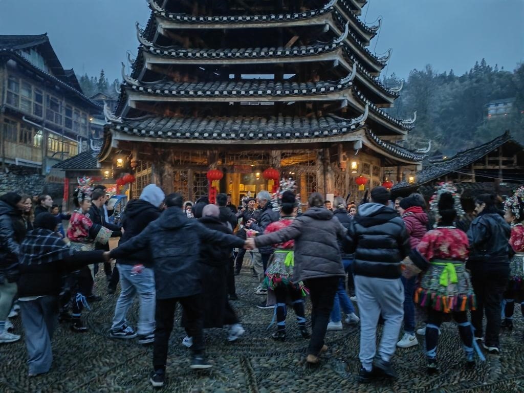 法國青年與當(dāng)?shù)卮迕駹渴痔琛Ｐ氯A社記者 羅羽 攝