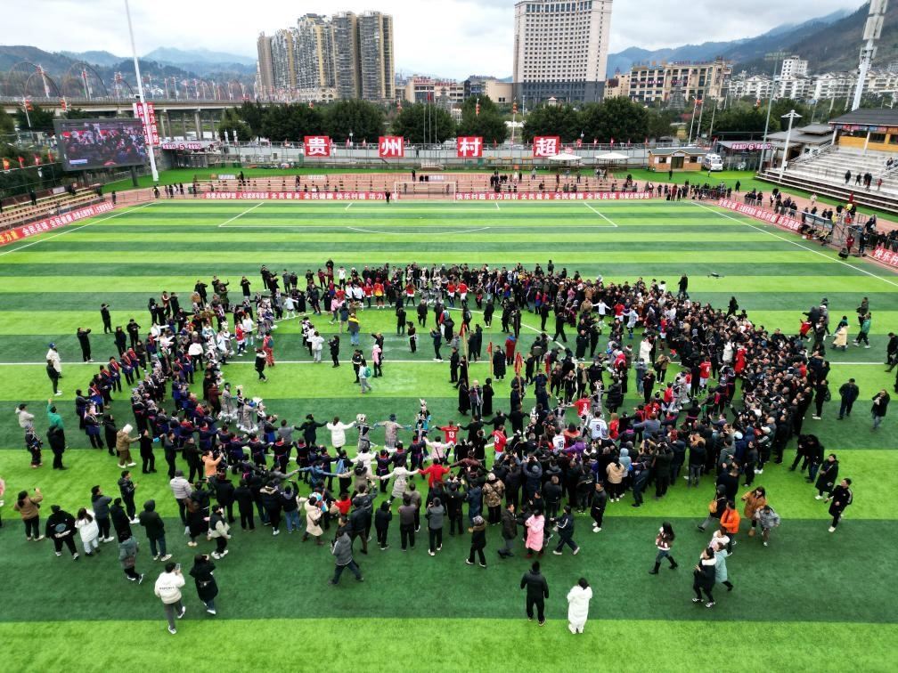 比賽結(jié)束后，兩隊隊員、親友團(tuán)和大批觀眾手拉手跳起侗族舞蹈。新華社發(fā)（王炳真攝）