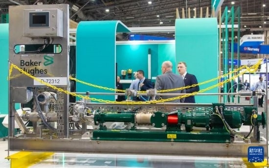這是5月6日在美國休斯敦國際海洋油氣技術(shù)大會及設(shè)備展上拍攝的展示的裝備。新華社發(fā)（勞承躍攝）