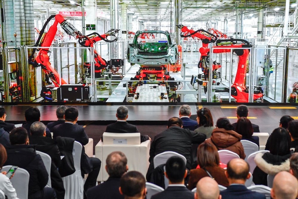 2024年1月26日，奧迪一汽新能源汽車有限公司預(yù)批量生產(chǎn)正式啟動(dòng)，嘉賓觀看奧迪一汽新能源汽車有限公司生產(chǎn)車間的宣傳短片。新華社記者 許暢 攝