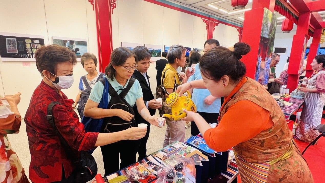 觀眾爭(zhēng)相體驗(yàn)酥油茶。曼谷中國(guó)文化中心供圖