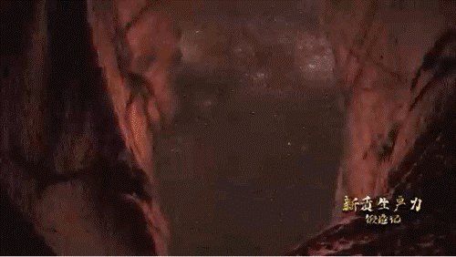 要甄別并發(fā)現(xiàn)暗物質(zhì)粒子，如同在一場(chǎng)人聲鼎沸的足球比賽現(xiàn)場(chǎng)聽見一根鋼針跌落的聲音。