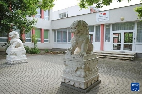 這是5月3日在匈牙利布達(dá)佩斯拍攝的匈中雙語(yǔ)學(xué)校校門。新華社記者 趙丁喆 攝