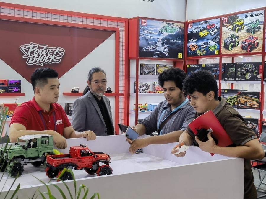 在第135屆廣交會第三期現(xiàn)場，采購商在廣東信宇科技股份有限公司展位選購、體驗(yàn)積木遙控車產(chǎn)品（5月2日攝）。新華社記者 洪澤華 攝