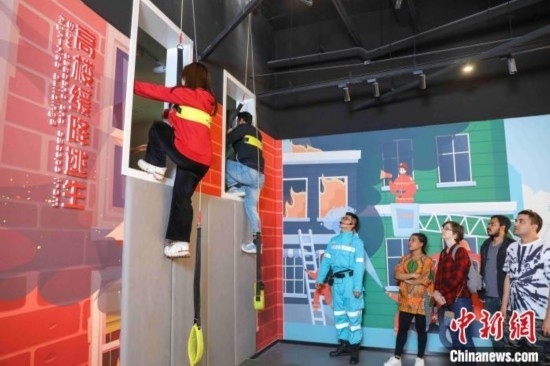 5月9日，留學(xué)生體驗?zāi)M高樓緩降逃生。張鷹 攝