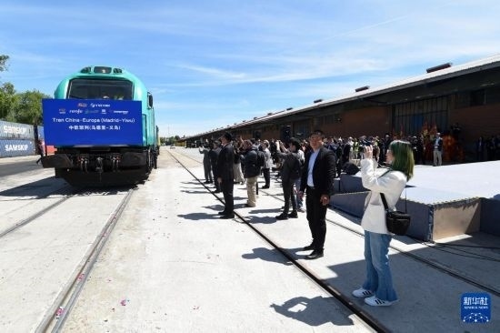 5月8日，在西班牙馬德里，嘉賓們參加中歐班列（義烏—馬德里）開行十周年紀(jì)念號班列發(fā)車儀式。新華社發(fā)（古斯塔沃·巴連特攝）