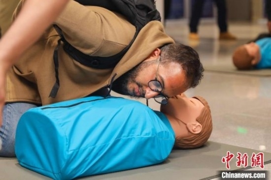 5月9日，留學(xué)生利用假人道具練習(xí)心肺復(fù)蘇技巧。張鷹 攝