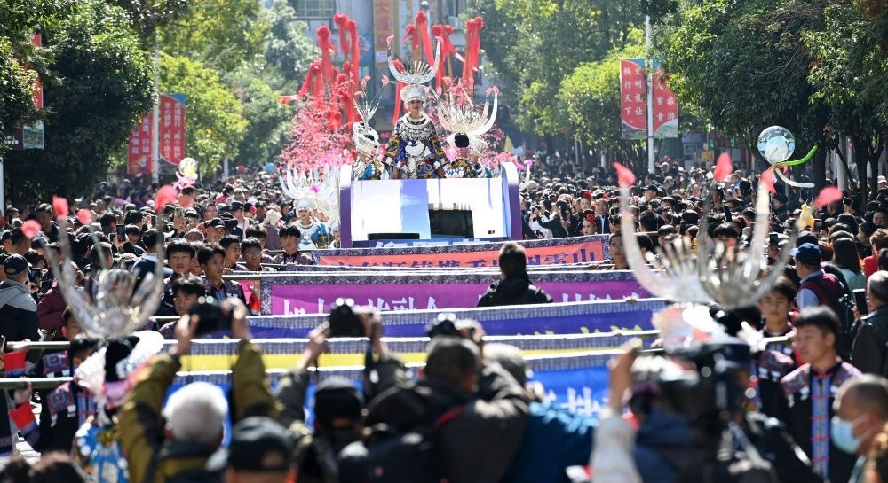 在貴州雷山縣縣城，苗族群眾身著盛裝，載歌載舞參加苗年和鼓藏節(jié)的巡游活動（2023年11月16日攝）。新華社記者 楊楹 攝