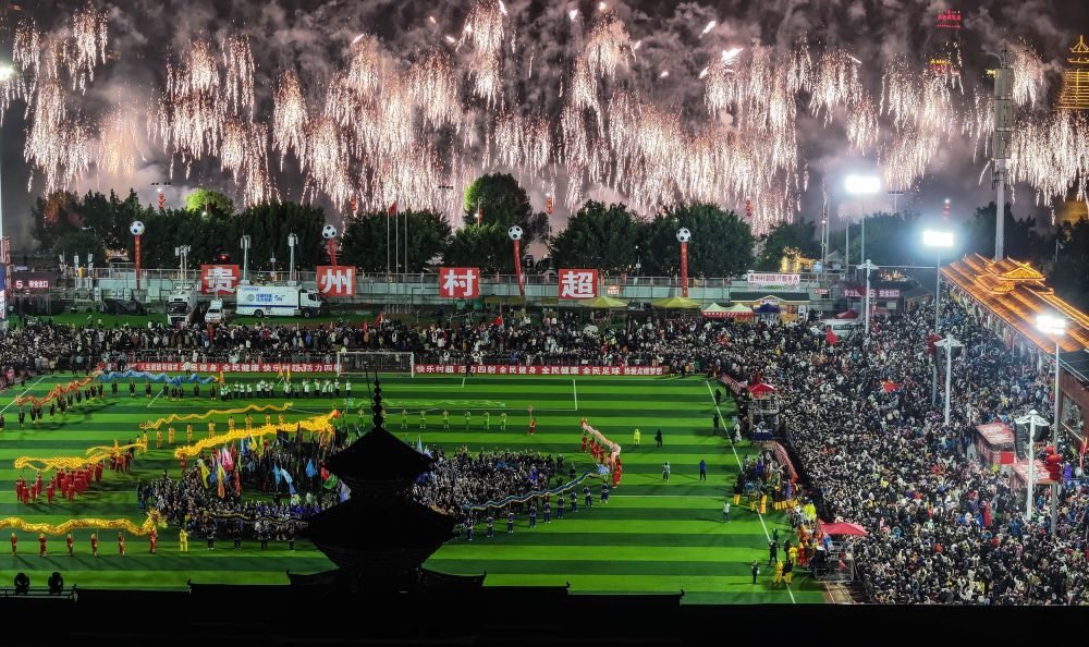 在貴州省榕江縣舉行的2024全國“村晚”示范展示活動暨貴州“村超村晚”活動中，音樂煙花秀精彩上演（2024年2月3日攝，無人機照片）。新華社記者 劉續(xù) 攝