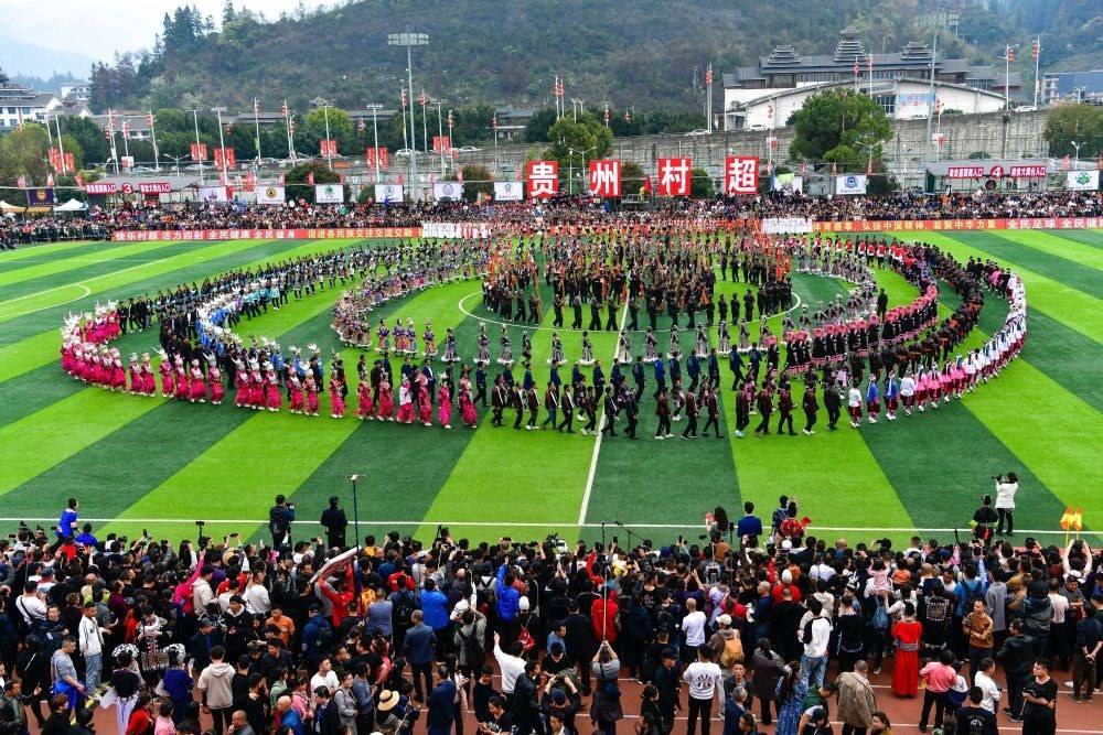 演員在貴州省榕江縣舉辦的2024年第二屆貴州“村超”總決賽開幕式上表演節(jié)目（2024年3月16日攝）。新華社記者 楊文斌 攝